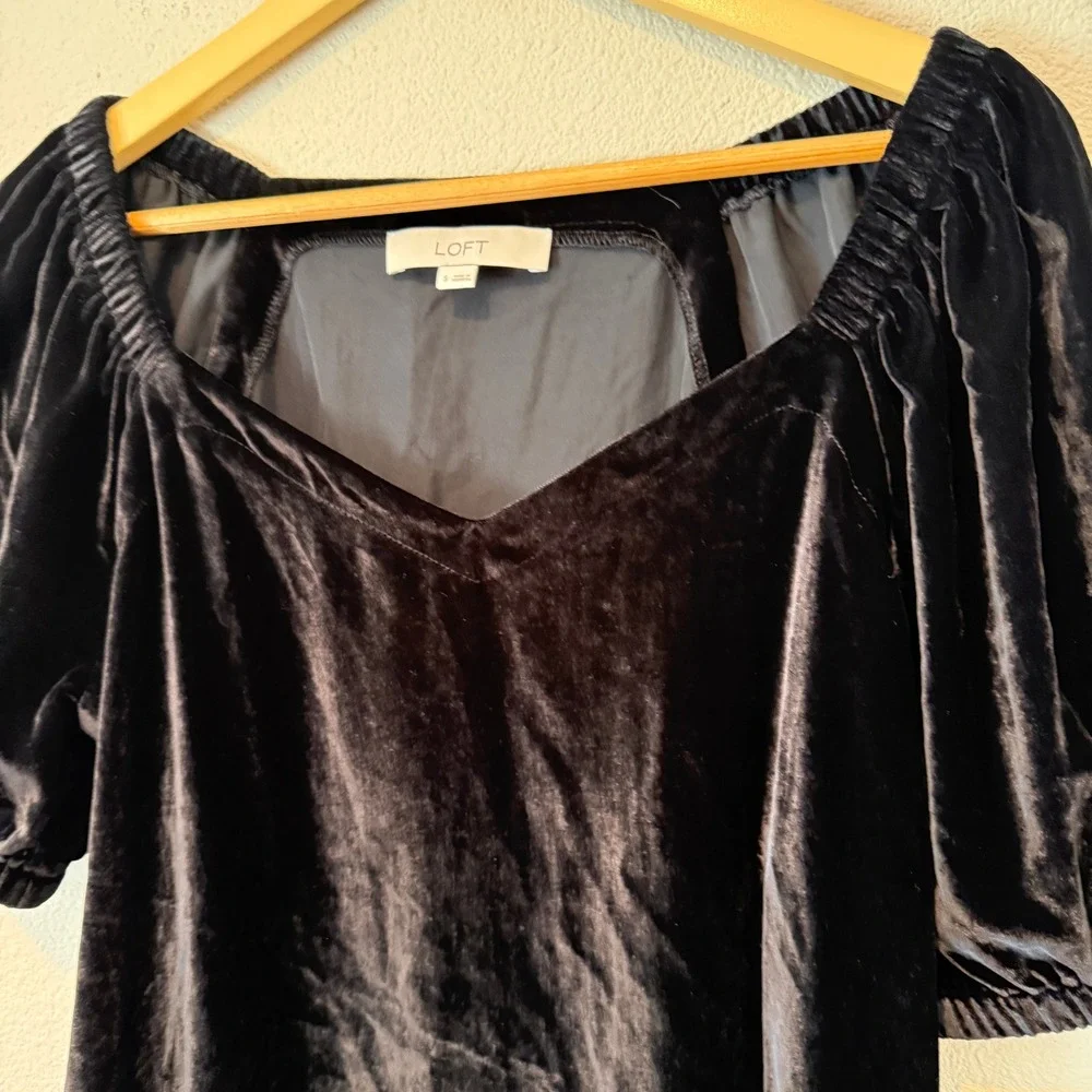 LOFT velvet puff